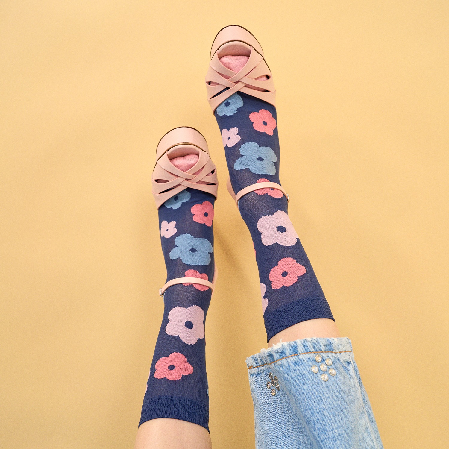When in doubt, go with the Flowered socks! 💐🧦